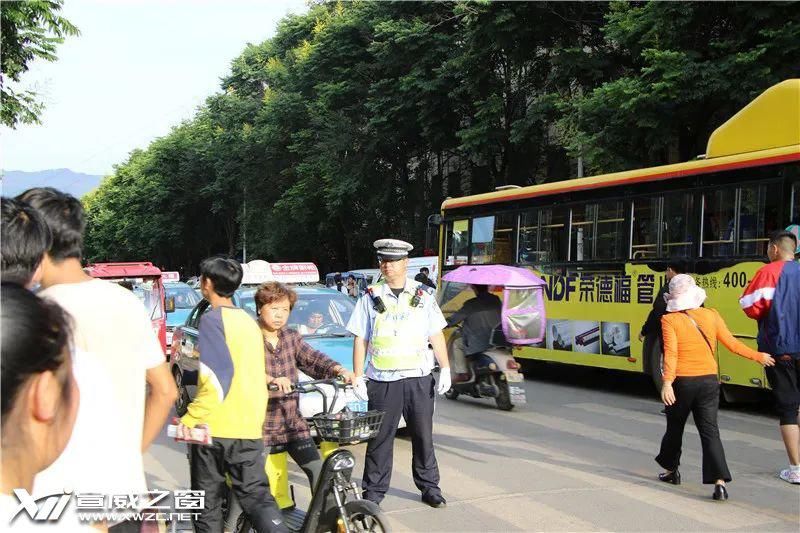  发生|宣威中考首日 考场外发生了这几幕