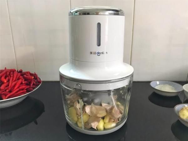  高度白酒|剁辣椒最简单的做法，配方比例告诉你，香辣无添加，放一年都不坏