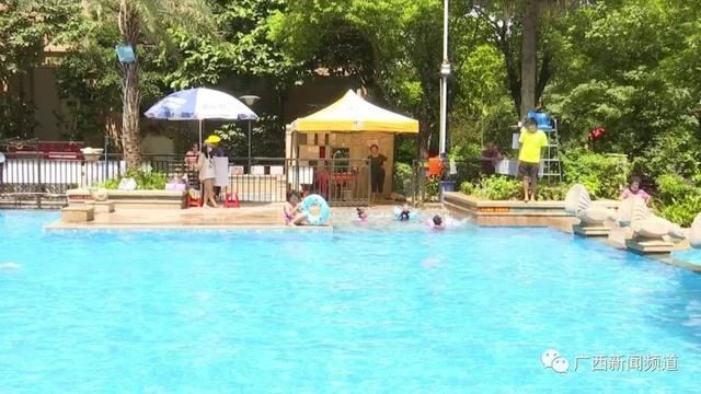 泳池|百色一爸爸带7岁儿子去游泳，转身给手机充电，孩子不幸溺亡