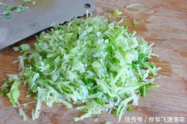 次发酵|秋天吃包子就做这个馅,不放肉却更香,顺应时节更健康