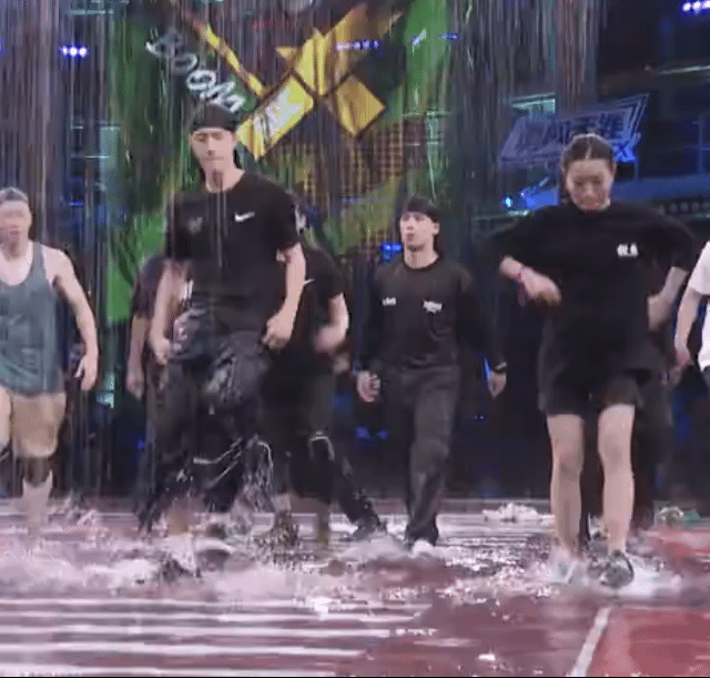  分饰|王一博一人分饰俩角《街舞》水舞台燃爆现场，《快本》呆萌游戏王