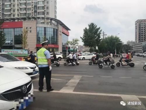  交通|诸城街头惊现“人体红绿灯”