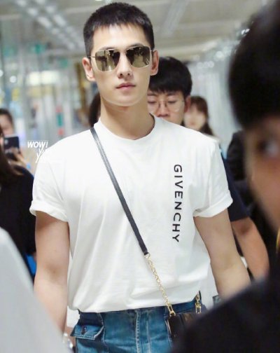  看起来|路人镜头下男星：鹿晗颜值逆生长，杨洋变身小奶狗，他几乎没变？