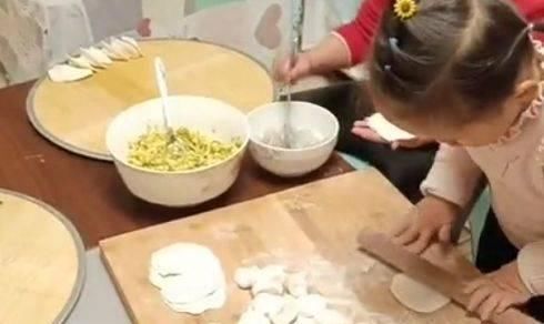  动作|两姐妹花萌娃合伙包饺子，动作娴熟胜大人，网友：自愧不如！