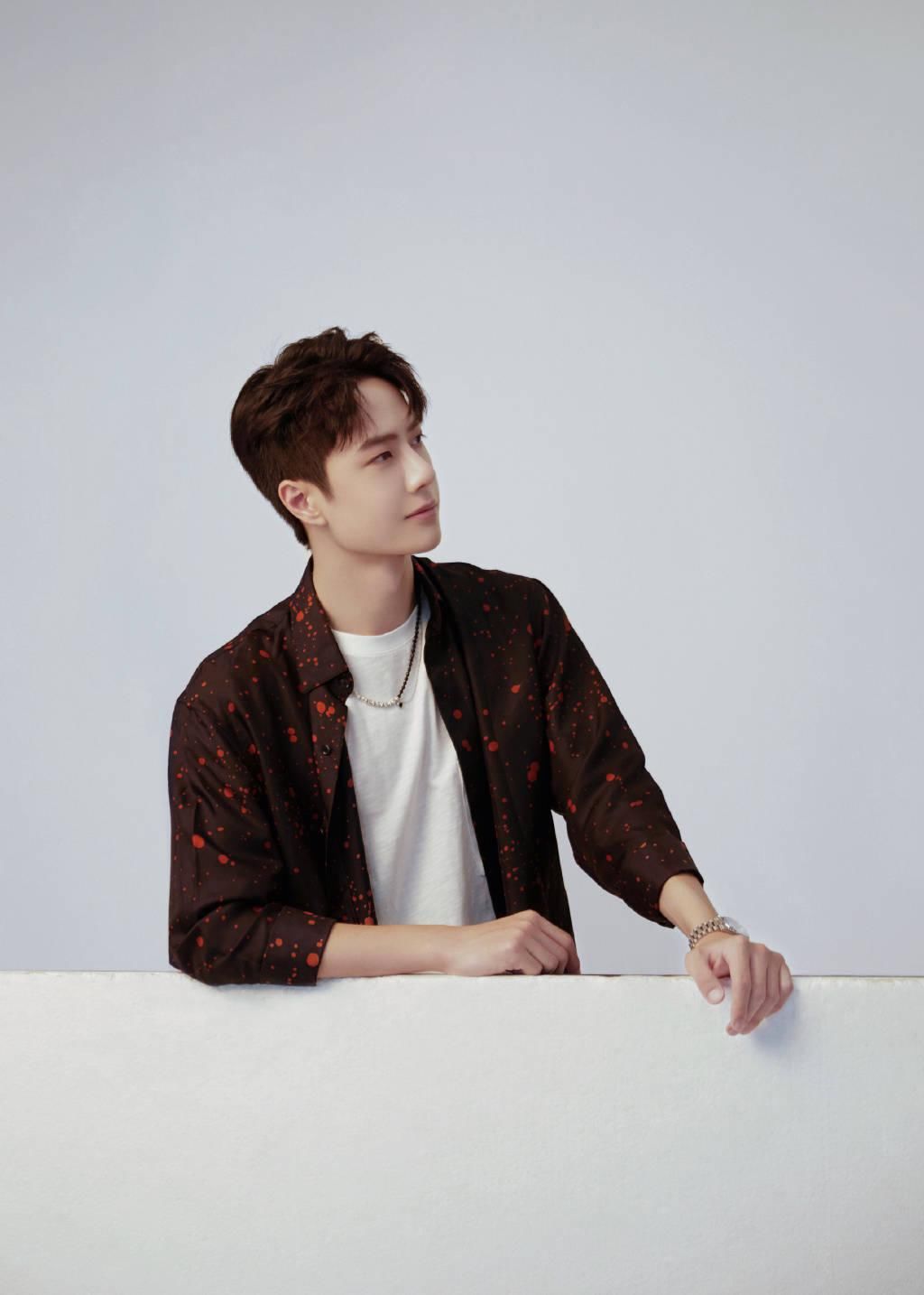  花絮|王一博《快乐大本营》侧拍花絮照公开 一豹和他的小黑豹同框啦！