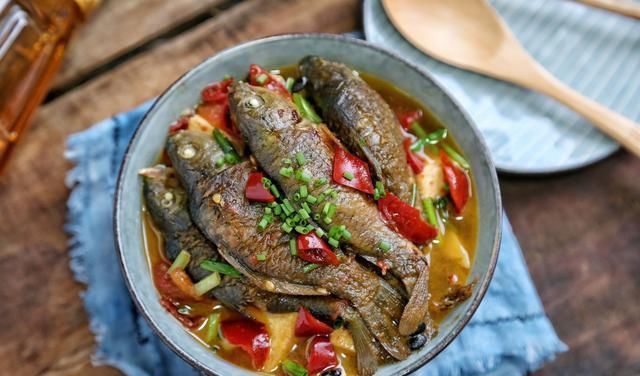 萝卜汤|精选美食:萝卜棒骨汤、西葫芦炒肉、香焖禾花鱼、羊肉萝卜汤做法