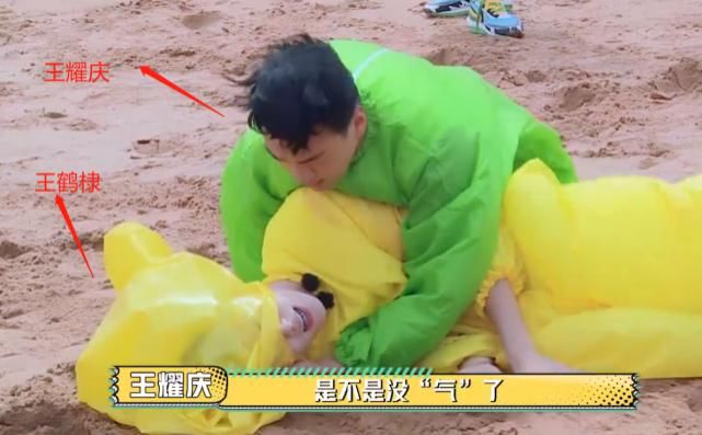  大葱|王耀庆吃大葱朝王鹤棣哈气，风格越来越虞书欣，演技没退步吧？