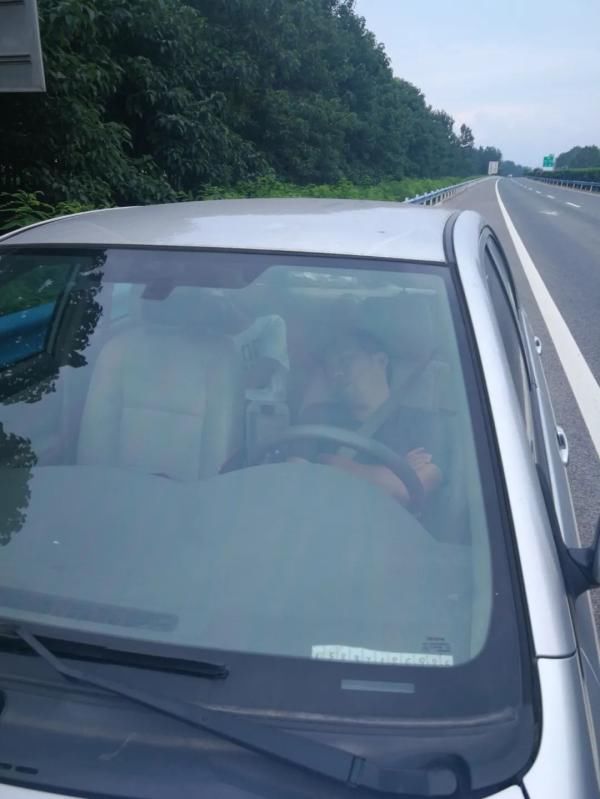  停车|高速公路上停车睡大觉，太危险！