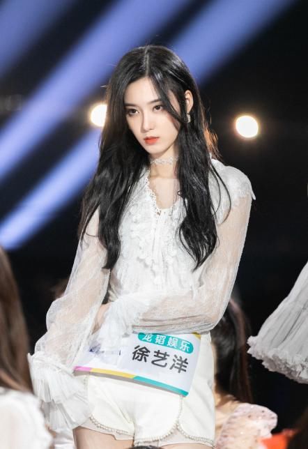  徐艺洋|创3庆功宴：鹿晗黄子韬有说有笑，而一旁徐艺洋的表情引人注意