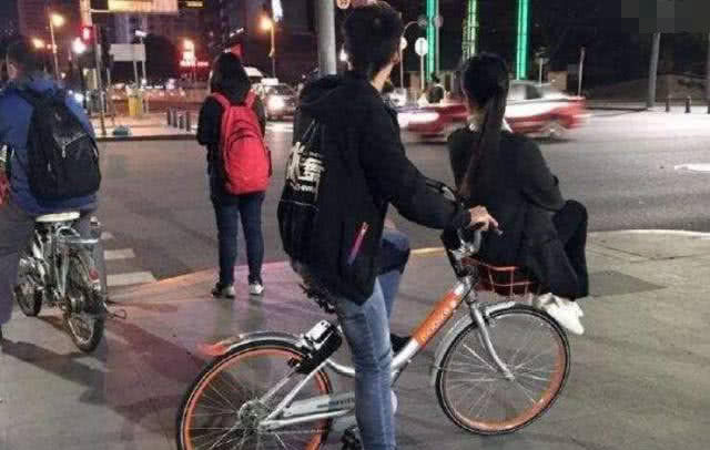 画面|没素质!18岁姑娘坐共享单车车筐上!画面辣眼睛!