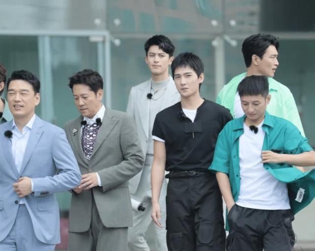  胡军|《元气哥哥》路透，胡军和吴奇隆罕见同框，还是自然老去看着舒服