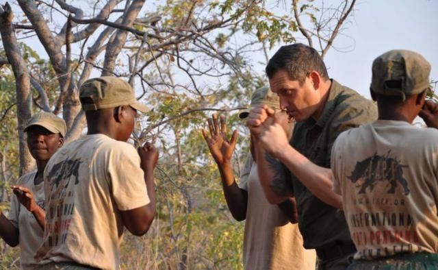 盗猎|经历过性侵和家暴，如今她们扛起枪，成为非洲最勇敢的女团！