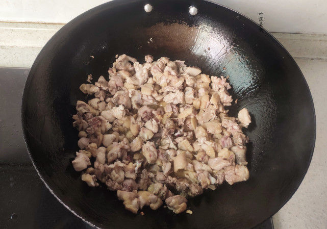  干香|晚餐就做这道辣椒炒鸡，鲜辣开胃，干香下饭，从小到大都吃不腻