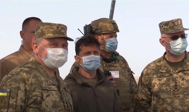  反坦克导弹|美标枪导弹送达乌克兰，总统现场观摩试射，扣动扳机后却面露难堪