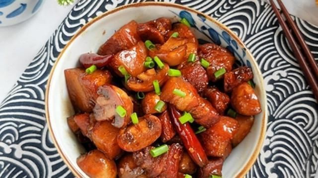  喜欢|东北家常菜口蘑烧肉，不用一滴油，只要这样做，全家人都喜欢