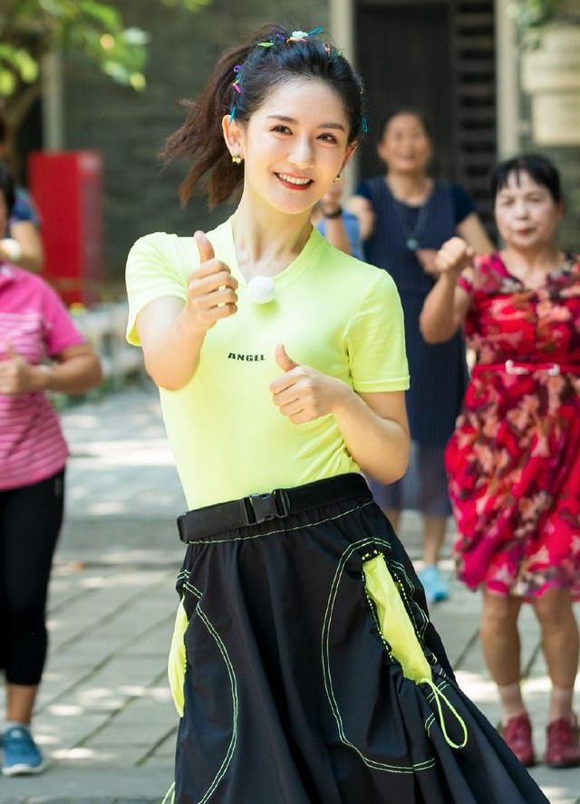  未能|谢娜“身在曹营心在汉”，虽然未能加入《浪姐》，但造型暴露心思