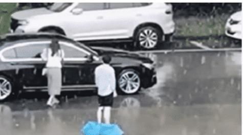 冒雨|现实的爱情!男孩冒雨给女孩撑伞,下一秒女孩却进了宝马车副驾驶