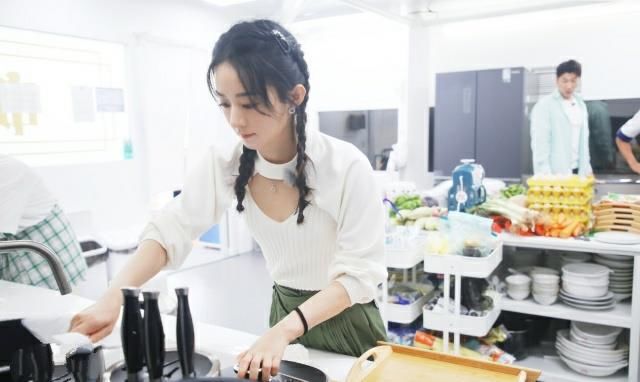  黄晓明|《中餐厅4》首播惹争议，黄晓明遭算计，赵丽颖拒绝拍摄却曝光语音