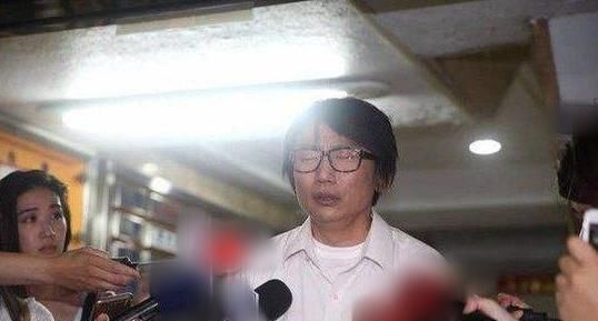  女造型师|男星性侵8女被判四年，百位受害者曝光包括未成年，狼狈现身法院