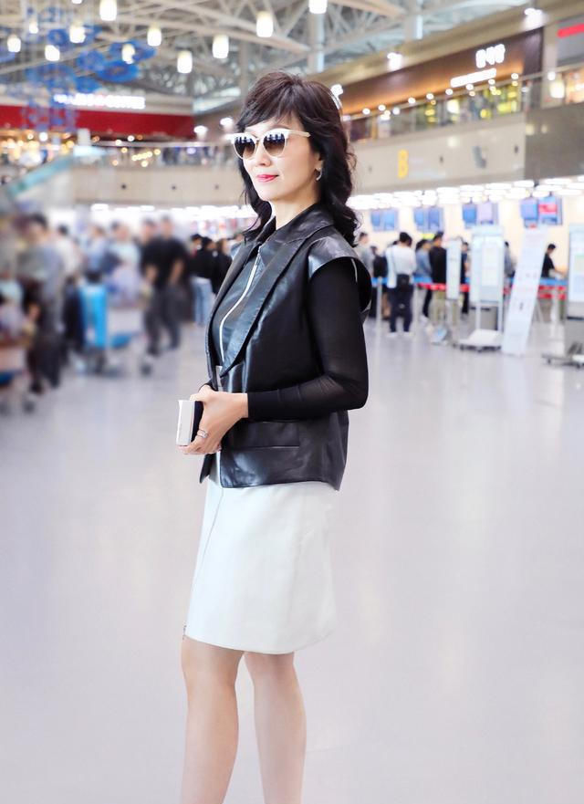  T恤|女人50岁以后，尽量少穿T恤，学赵雅芝这样穿，时髦还减龄