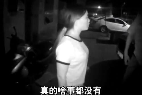 受不了|奇葩！受不了女友穿短裙，男子选择报警，女友：真的啥事都没有！