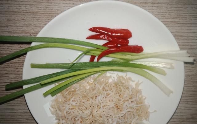  教你做|只花3分钟，教你做出营养好吃的青葱拌银鱼，口感独特又鲜美