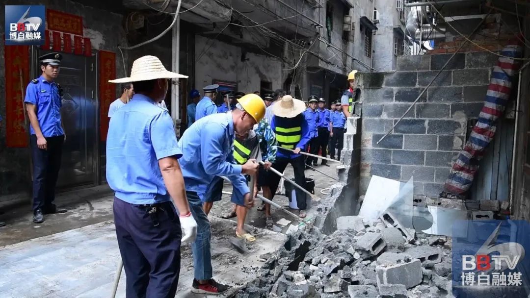 执法人员|“生命通道”千万不能堵！简易棚霸占消防通道拆！