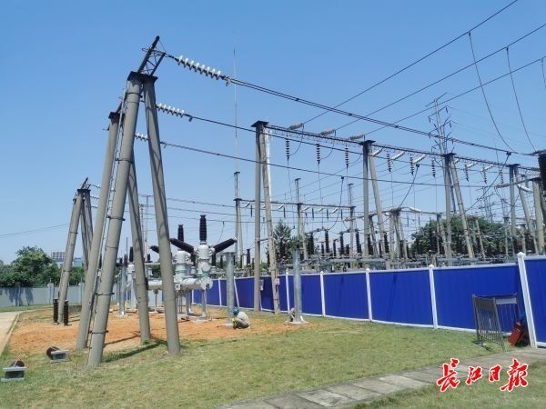 高压线缆间“精细空降”吊装设备，东一园变电站增容50%即将送电