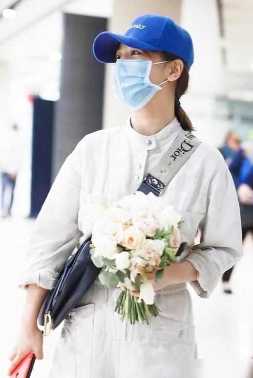 白色|杨紫参加完百花奖后，白色工装连体裤出镜，干净利落！