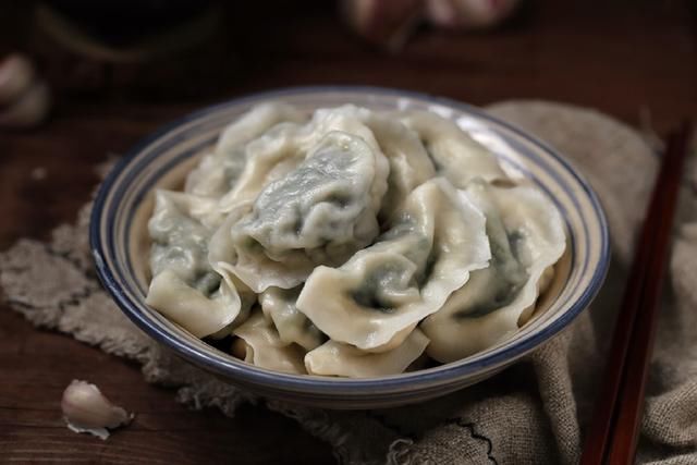  拌成|这菜虽然一股怪味儿，拌成饺子馅却鲜美无比，学会都能开饺子馆了