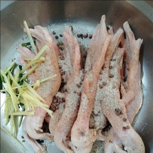 不腻|家常盐水鸭爪的做法，咸香入味，好吃不腻，即可下酒又可当零食