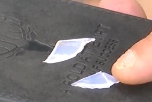  跪下|男子火锅店内吃出塑料，看完监控经理傻眼了：我给你跪下道歉！