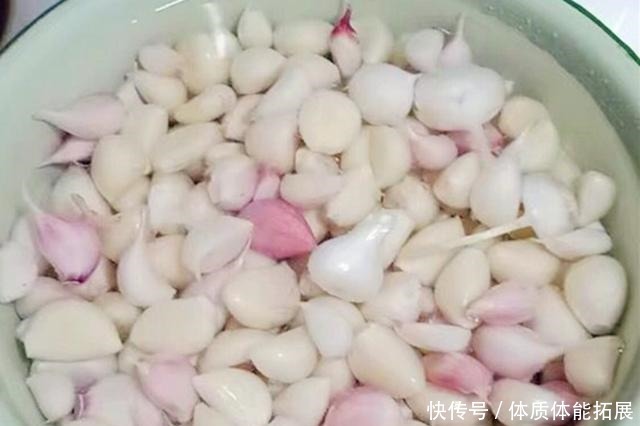 腌制|“腌糖醋蒜”只加糖和醋那就错了，少了它，蒜苦涩难吃还易坏