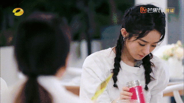  中餐厅|赵丽颖在《中餐厅》行为被吐槽，细节及习惯显不礼貌，被观众父母批评没素质