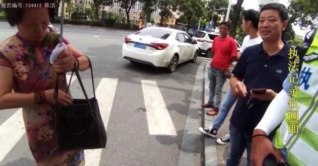  女孩|17岁女孩无钱赔付追尾轿车，遇路人凑款垫付，弯腰道谢：工资拿了就还