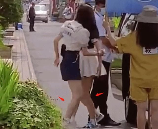  美颜|娜比吴宣仪录跑男，路人忘开美颜随手一拍，两人肤色差我没眼花？