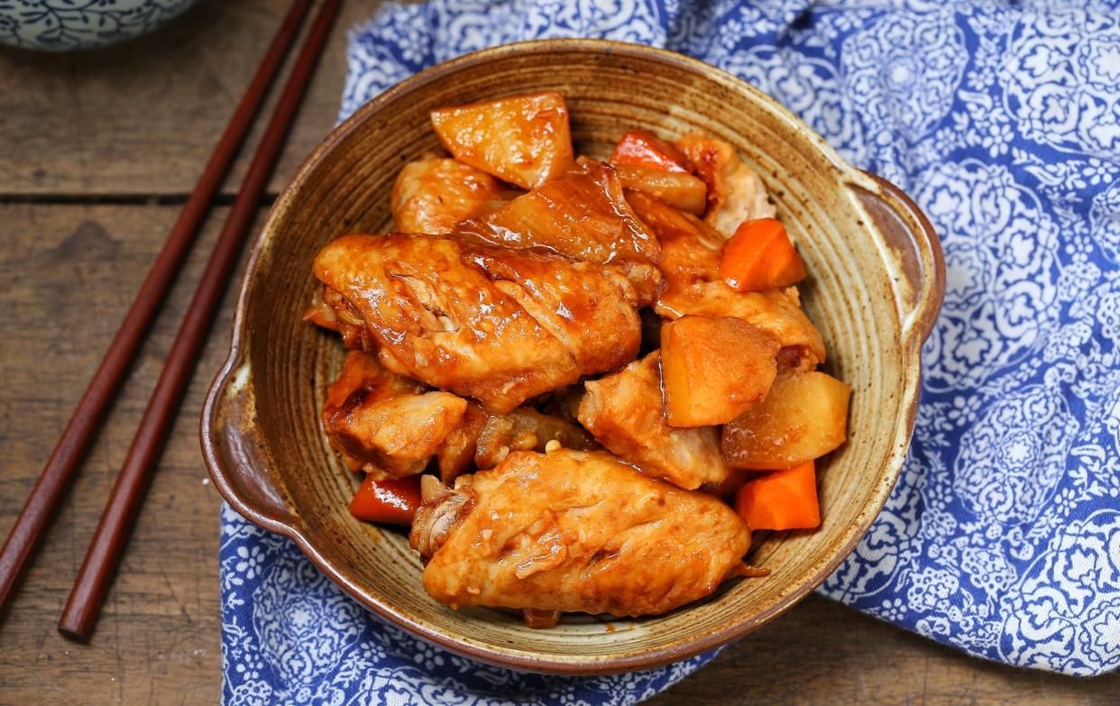 好吃|鸡翅蔬菜一锅焖,鲜嫩入味有营养,简单三步就上桌,好吃到吮手指