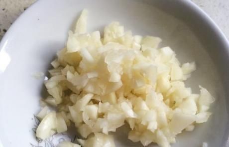  锅里|炒茄子先放油是不对的，学会饭店的做法，软嫩不油腻 收藏了