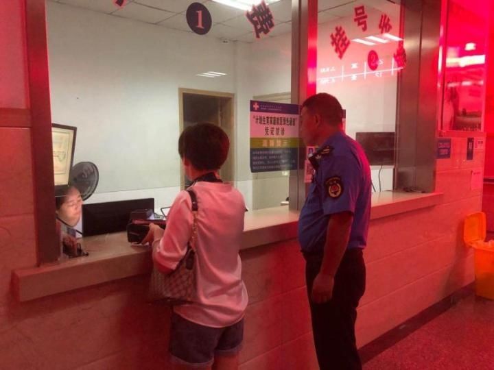  方女士|隔着屏幕都觉痛！大姐晚饭后散步掉入“吃人井”，幸得淳安城管救出