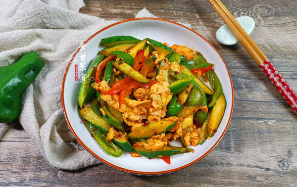  下饭|炒鸡蛋简单快捷也下饭，我用这两种蔬菜同炒，爽口开胃老光盘