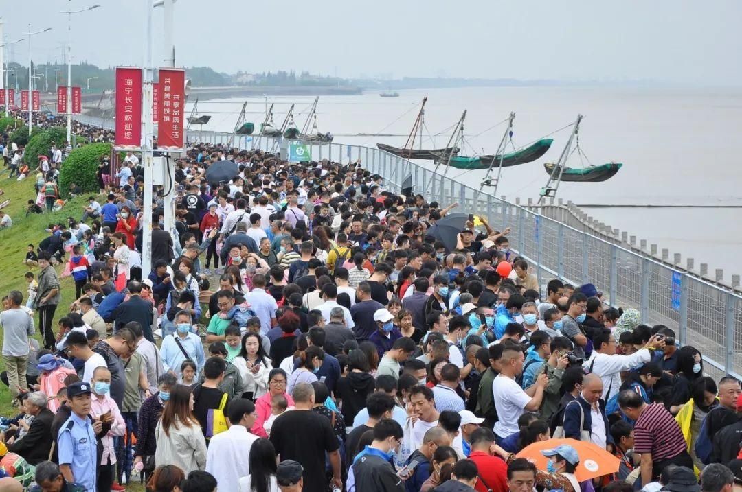 警方|钱塘江潮水有多好看？警方从观潮人群里揪出一个逃犯