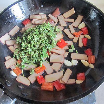  香椿|红椒香椿炒鸡蛋干