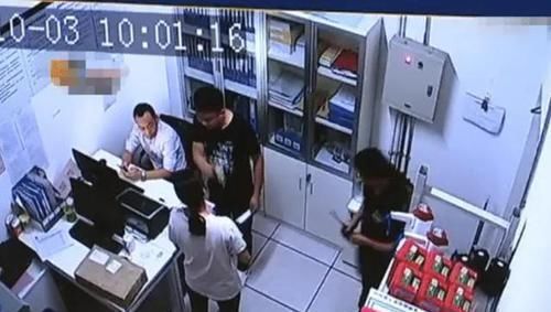 饮料|孩子在超市未结账先喝饮料，超市要十倍赔偿?妈妈回怼很给力