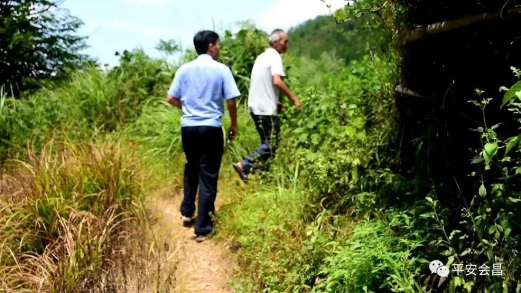 下跪|会昌一小偷面对两位六旬老人下跪求饶，该不该原谅？