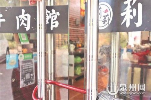  门缝|U形锁留下门缝 “缩骨贼”钻店盗窃
