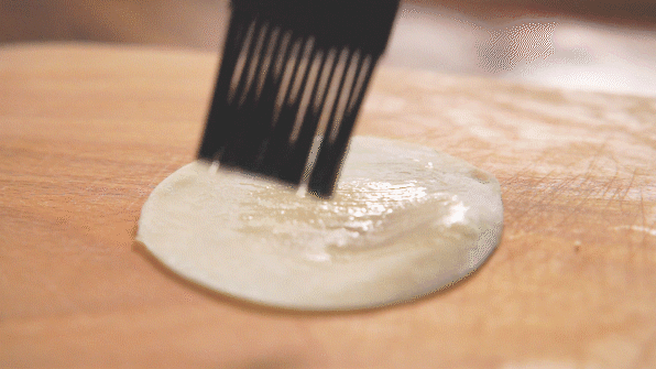 披萨|饺子皮竟有这样的吃法？一张一个披萨