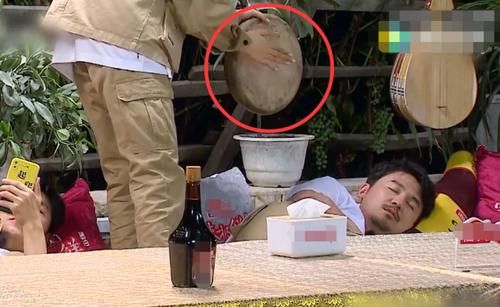  真不|当杨超越叫醒雷佳音，谁注意到他的反应：真不把她当明星