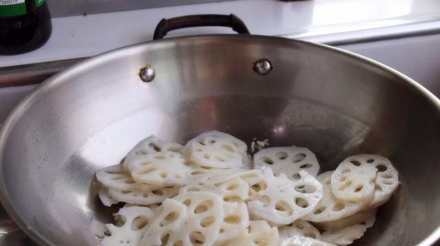  莲藕|炒莲藕，不能将莲藕直接下锅！多做一步，莲藕白嫩还不变色，好吃