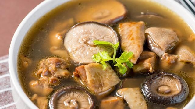 美味|美味家常菜鸡腿炖香菇, 味道鲜香肉质滑嫩, 汤汁拌米饭也超好吃