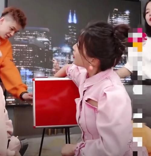  现身|杨超越现身薇娅直播间，粉色套装少女感满满，坦言被郭京飞误认为婶子